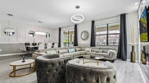 TV connectée, jeux vidéo, lecteur de DVD, baby-foot