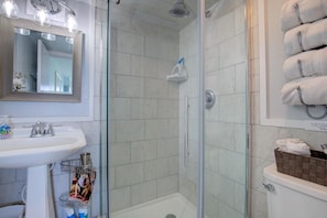 Combined shower/tub, hair dryer, towels