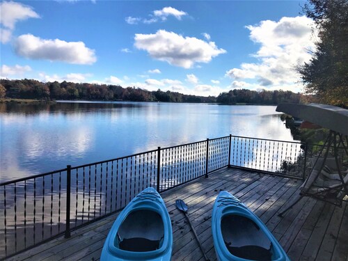 LAKEFRONT CABIN POCONO - HUGE 3-tier deck, fireplace, kayaks, fire pit, sleep 8