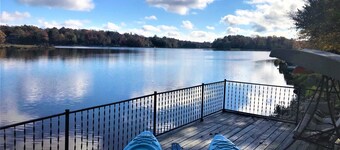 LAKEFRONT CABIN POCONO - HUGE 3-tier deck, fireplace, kayaks, fire pit, sleep 8
