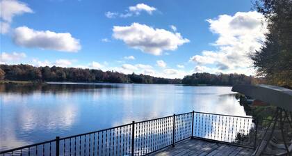 LAKEFRONT CABIN POCONO - HUGE 3-tier deck, fireplace, kayaks, fire pit, sleep 8