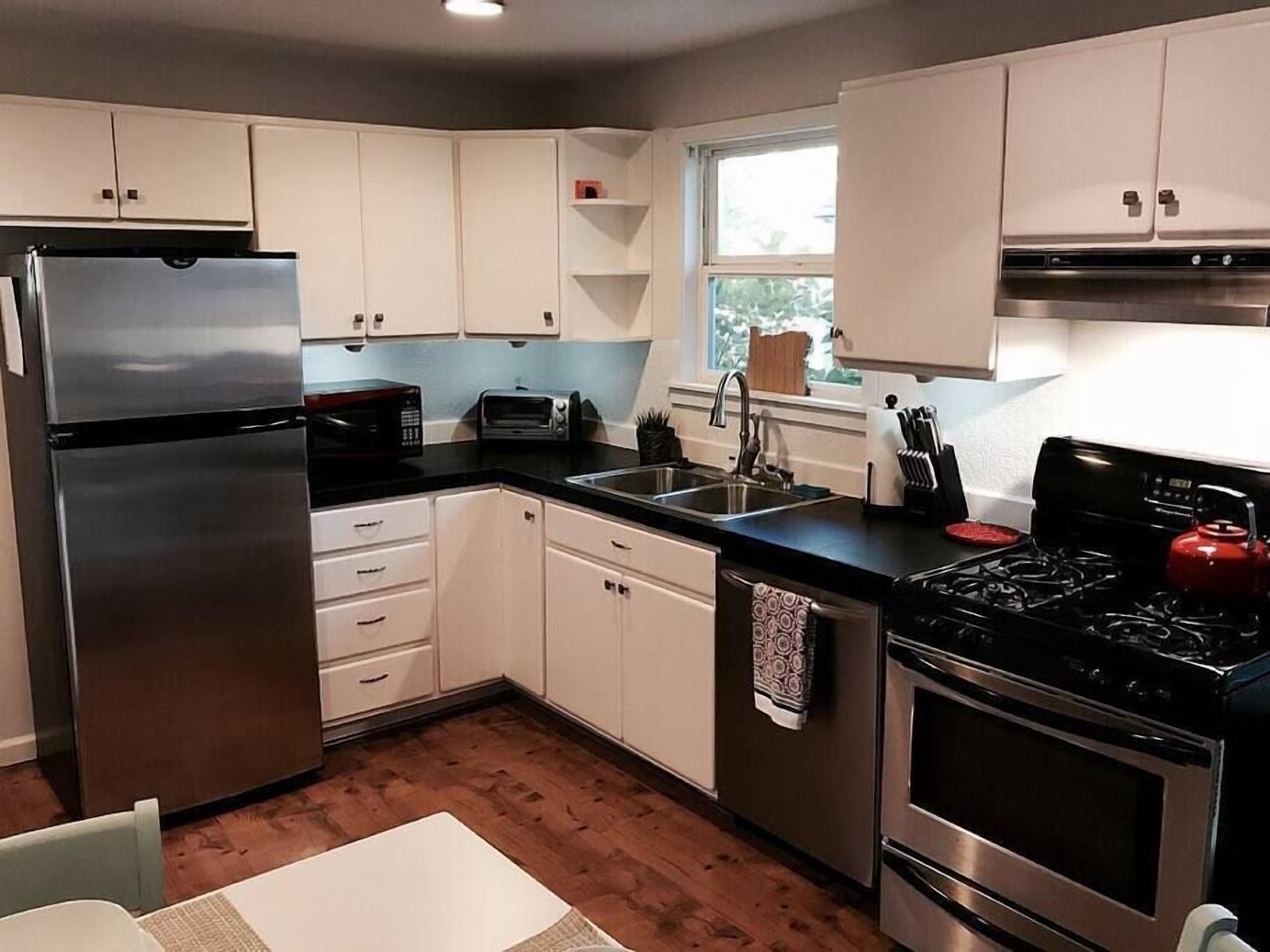 冰箱、微波炉、烤箱、炉灶