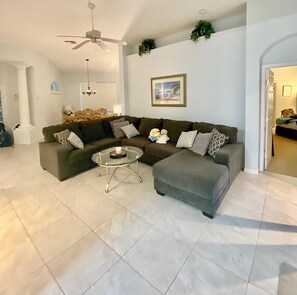 智能电视、电子游戏、DVD 播放器、桌上足球