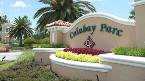 Segnaletica per Calabay Parc, con un'area giardino curata antistante.