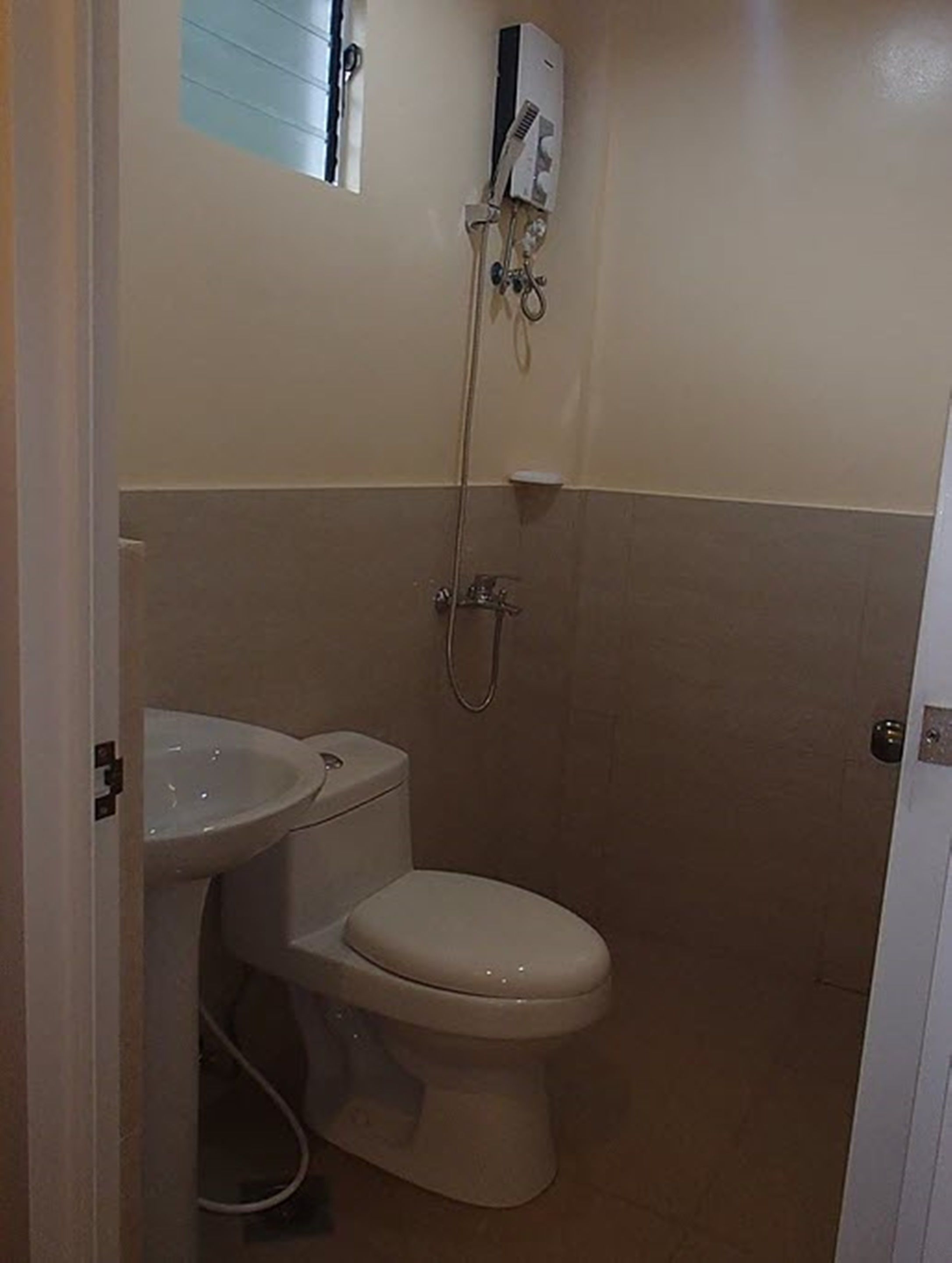 shower, free toiletries, bidet, towels