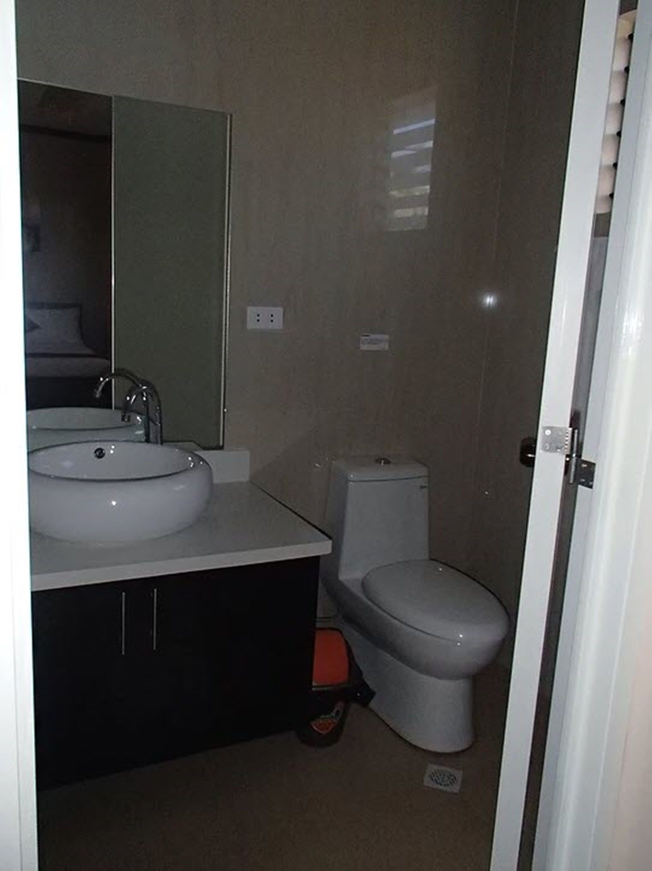 super deluxe family room | bathroom | shower, free toiletries, bidet, towels