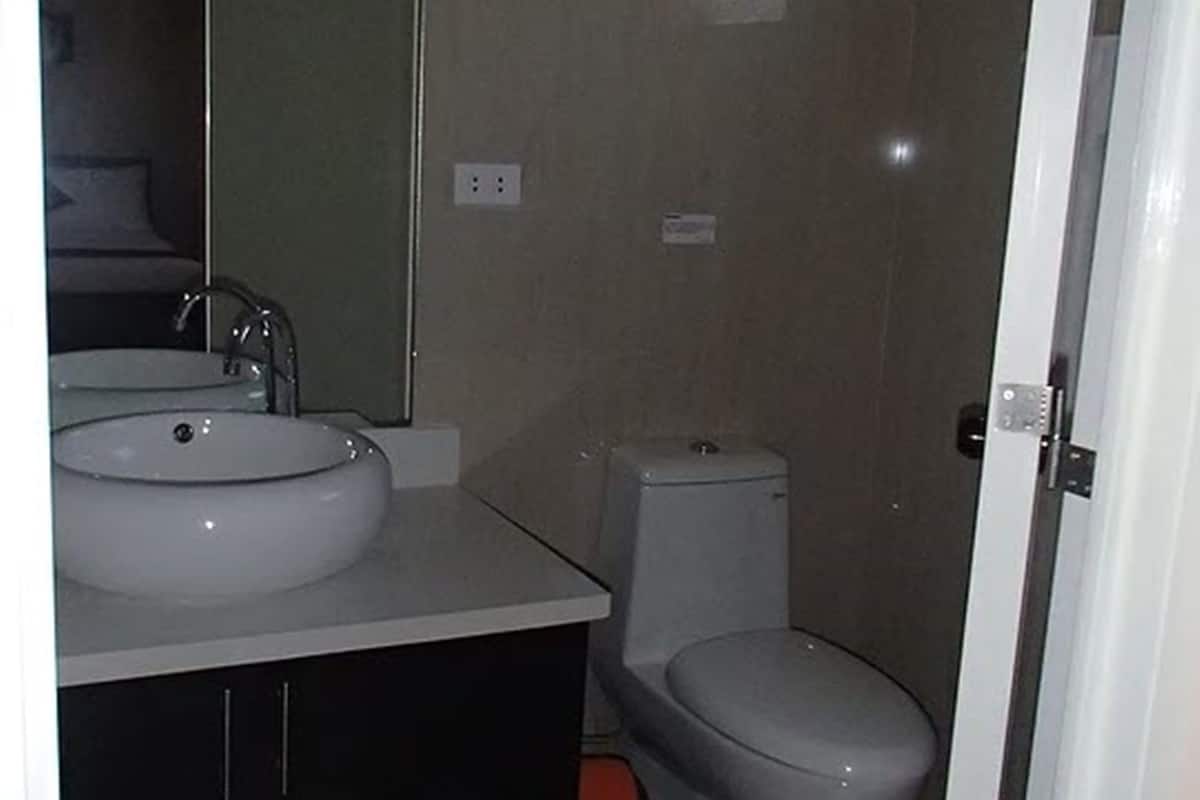 super deluxe family room | bathroom | shower, free toiletries, bidet, towels