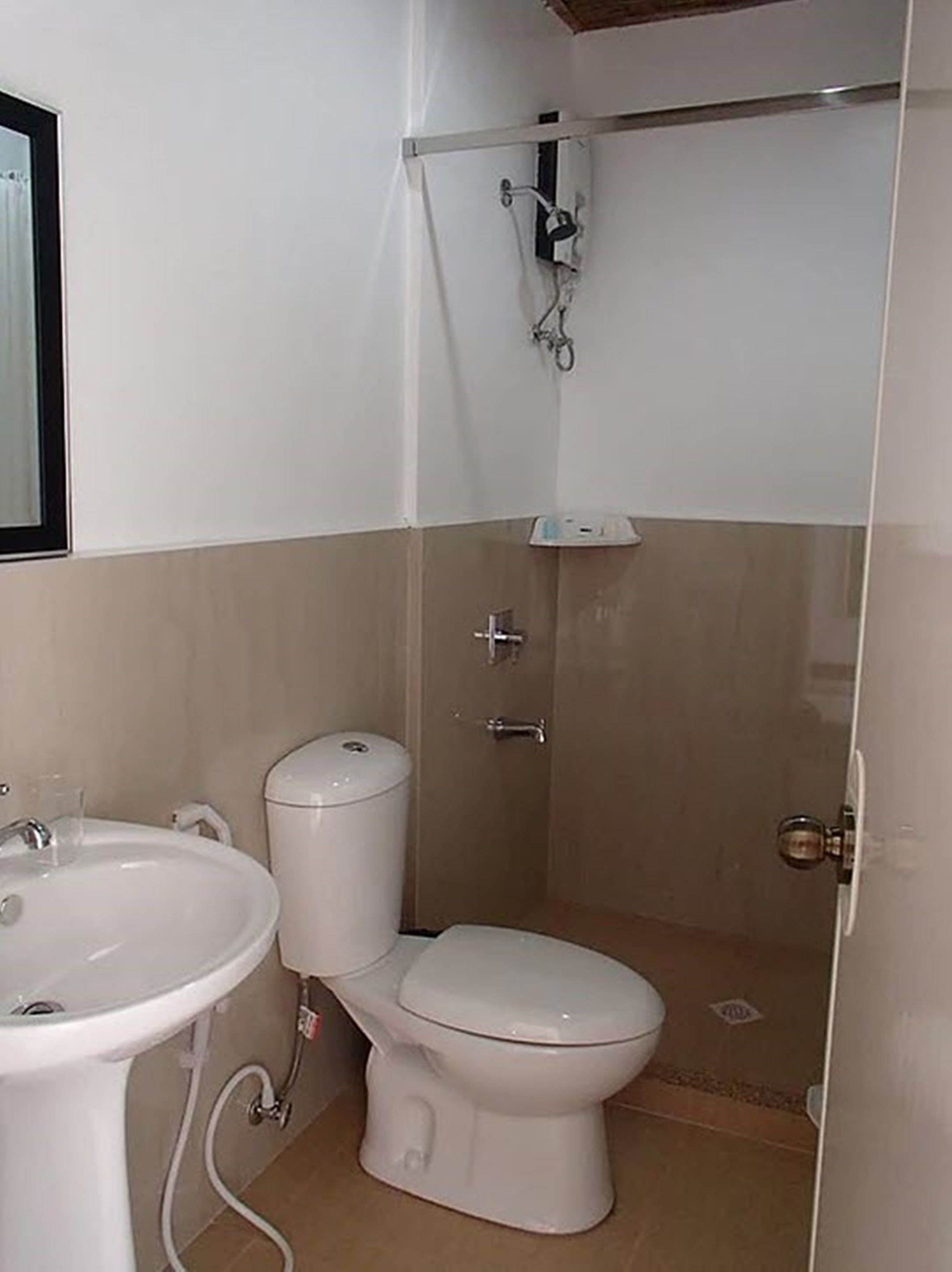 shower, free toiletries, bidet, towels