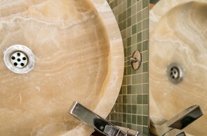 Tina con regadera, secadora de cabello, bidet, toallas 