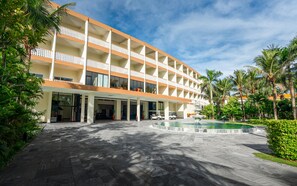 Vista frontal de la propiedad