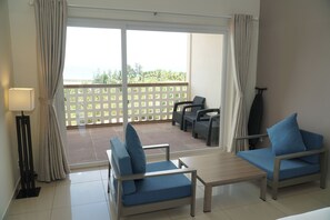 Habitación Deluxe con 1 cama matrimonial o 2 individuales | Minibar, caja de seguridad en la habitación y escritorio 