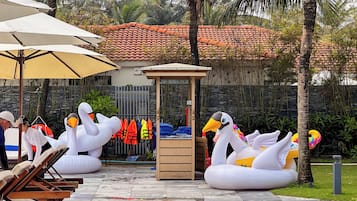 3 buitenzwembaden, parasols voor strand/zwembad