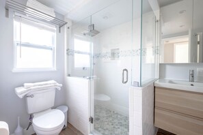 Dusche, Haartrockner, Handtücher