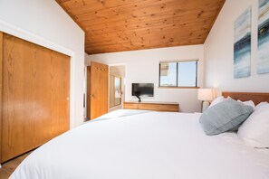 2 bedrooms, desk, WiFi, bed sheets