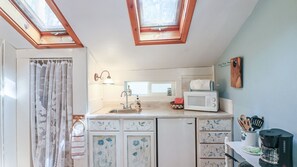 Frigorífico, microondas, cafetera o tetera y utensilios de cocina