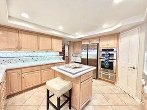 Réfrigérateur, micro-ondes, four, lave-vaisselle