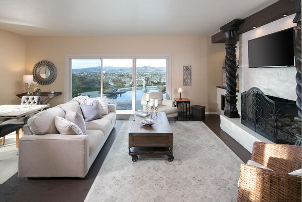 Smart-TV, Kamin, DVD-Player, Bücher