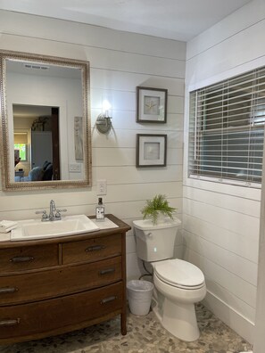 Duschwanne, Haartrockner, Handtücher, Seife