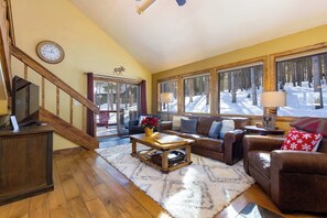 TV, fireplace, DVD player, books - Relaxation & Adventure in Secluded Forest Retreat (Breckenridge)