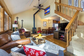 TV, fireplace, DVD player, books - Relaxation & Adventure in Secluded Forest Retreat (Breckenridge)