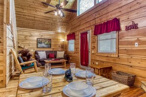 Televisión y chimenea 