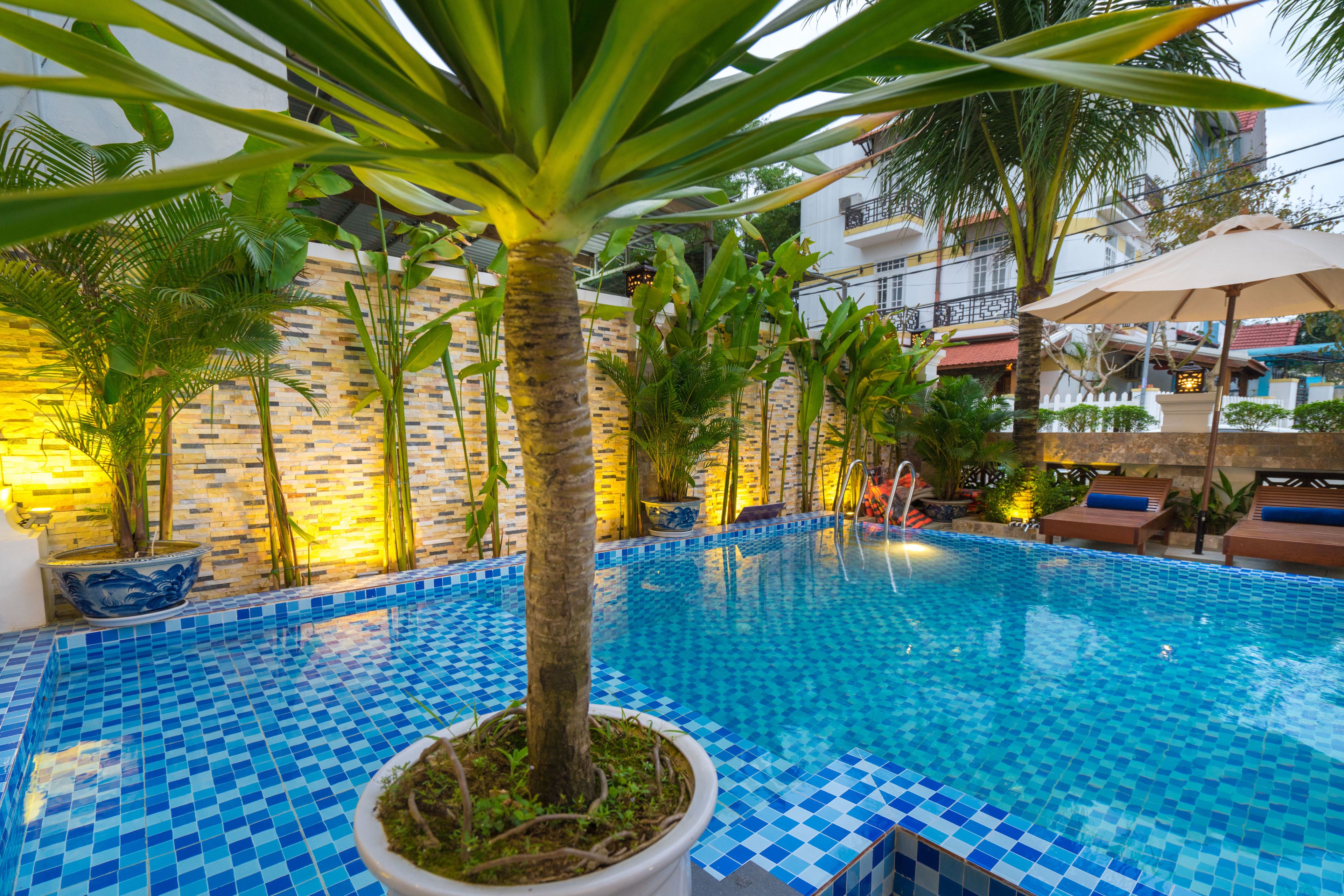 Outdoor pool, pool umbrellas, sun loungers