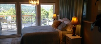 IL Capri - Beachy, Breezy European Flat with a Spectacular View!