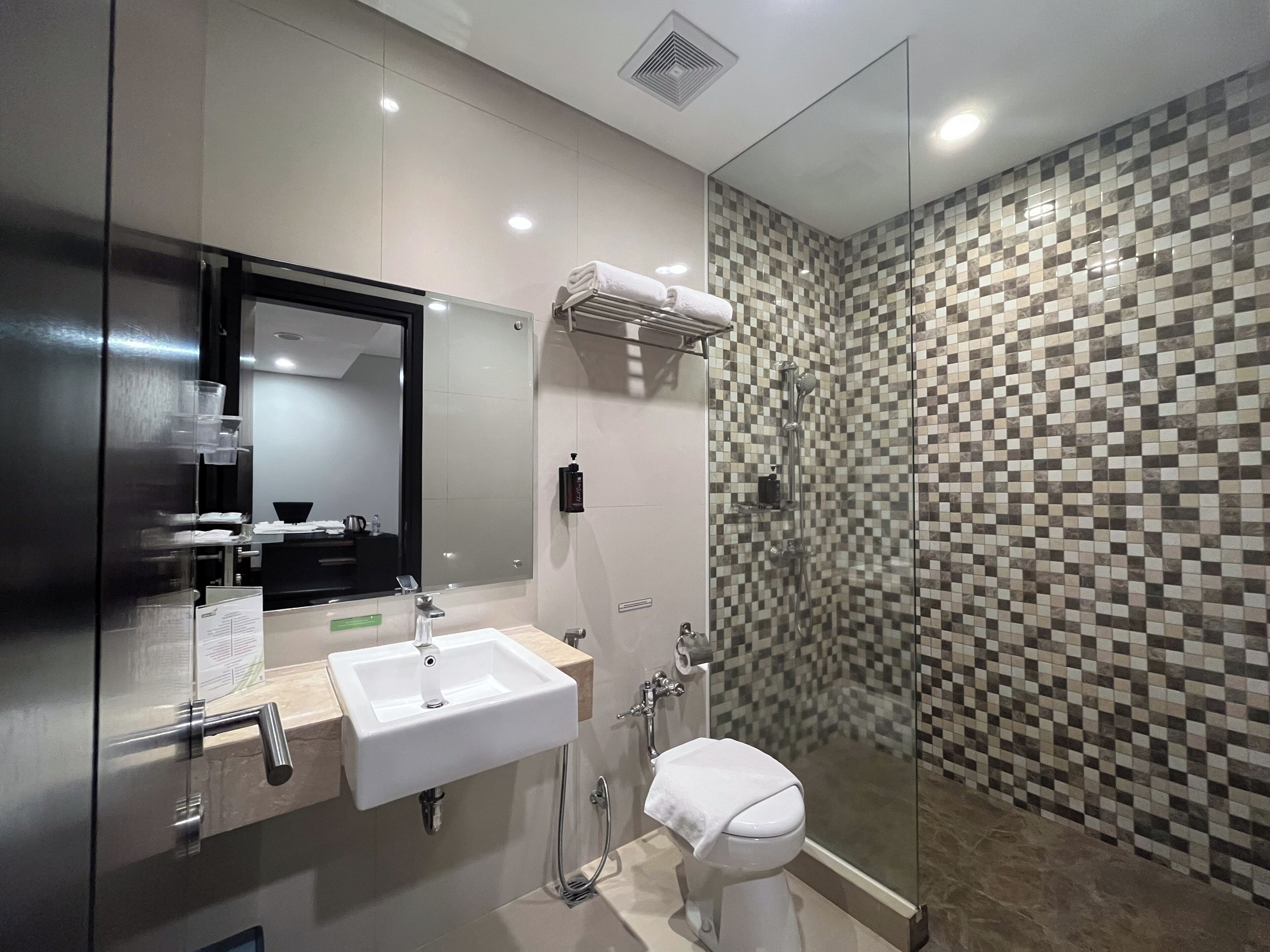 Habitación estándar, 2 camas individuales | Baño | Ducha, artículos de higiene personal gratuitos, zapatillas y bidé