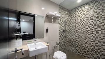 Habitación estándar, 2 camas individuales | Baño | Ducha, artículos de higiene personal gratuitos, zapatillas y bidé