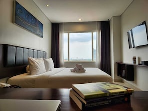 Superior King Room | Peti besi dalam bilik, meja, ruang kerja komputer riba 
