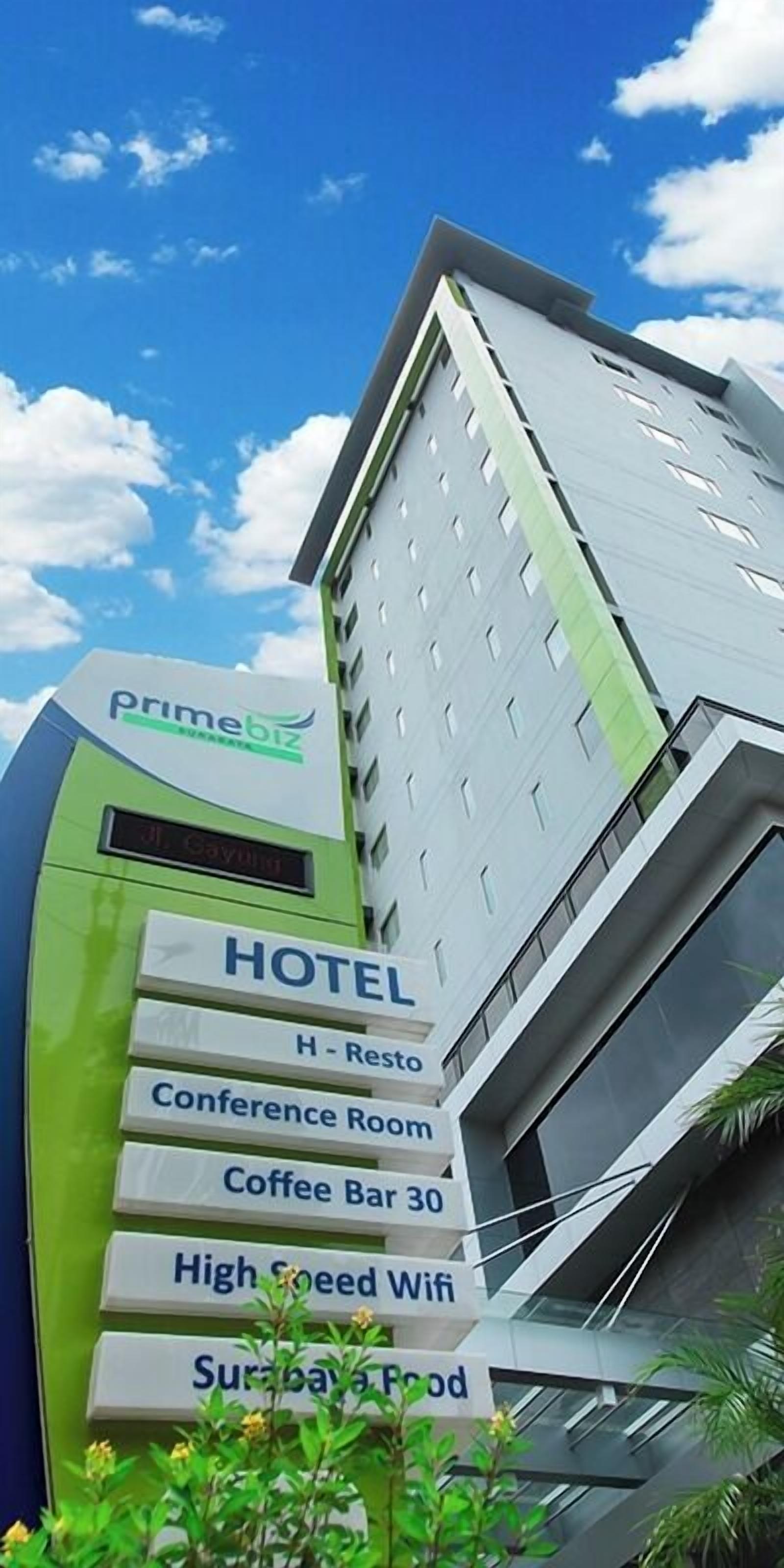 A hotel sign with amenities including a conference room, coffee bar, high-speed WiFi, and a restaurant.