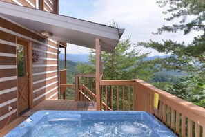 Outdoor spa tub - Amazing View: Your Expansive Pigeon Forge Paradise! (Pigeon Forge)