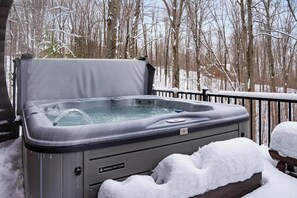 Outdoor spa tub - Cozy Mountain Cabin Retreat with Hot Tub – Just Steps from the Slopes (Boyne Falls)