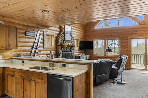 Cozy Mountain Cabin Retreat with Hot Tub – Just Steps from the Slopes