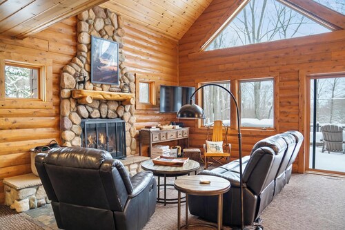 Cozy Mountain Cabin Retreat with Hot Tub – Just Steps from the Slopes