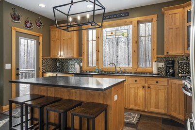 The Highlands Ski-In/Ski-Out Luxe Retreat: Your Premier Four Seasons Escape!