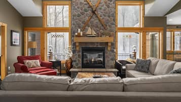 Smart-tv, een open haard en een dvd-speler