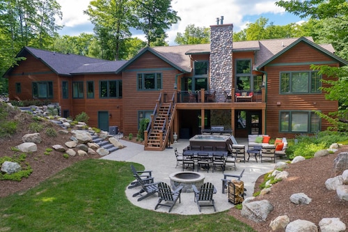 The Highlands Ski-In/Ski-Out Luxe Retreat: Your Premier Four Seasons Escape!