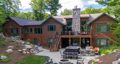 The Highlands Ski-In/Ski-Out Luxe Retreat: Your Premier Four Seasons Escape!