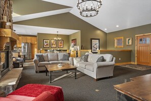 Una Smart TV, una chimenea, un reproductor de DVD