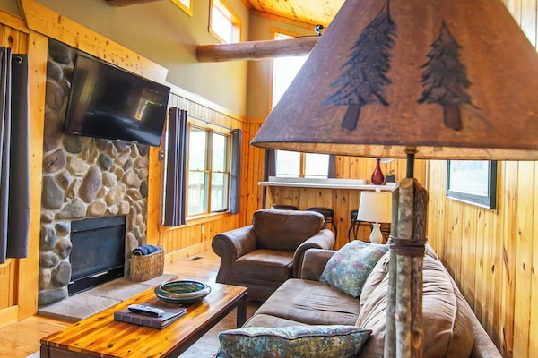 Smart-tv, een open haard en een dvd-speler