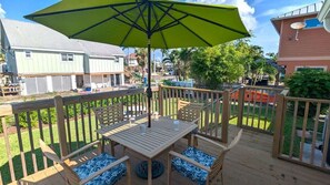 Outdoor dining - 213 Ohio St: Blue Parrot Paradise Island Cottage (Fort Myers Beach)