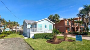 Exterior - 213 Ohio St: Blue Parrot Paradise Island Cottage (Fort Myers Beach)