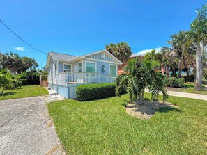 Exterior - 213 Ohio Cozy Cottage Just Short Walk to Beach (Fort Myers Beach)