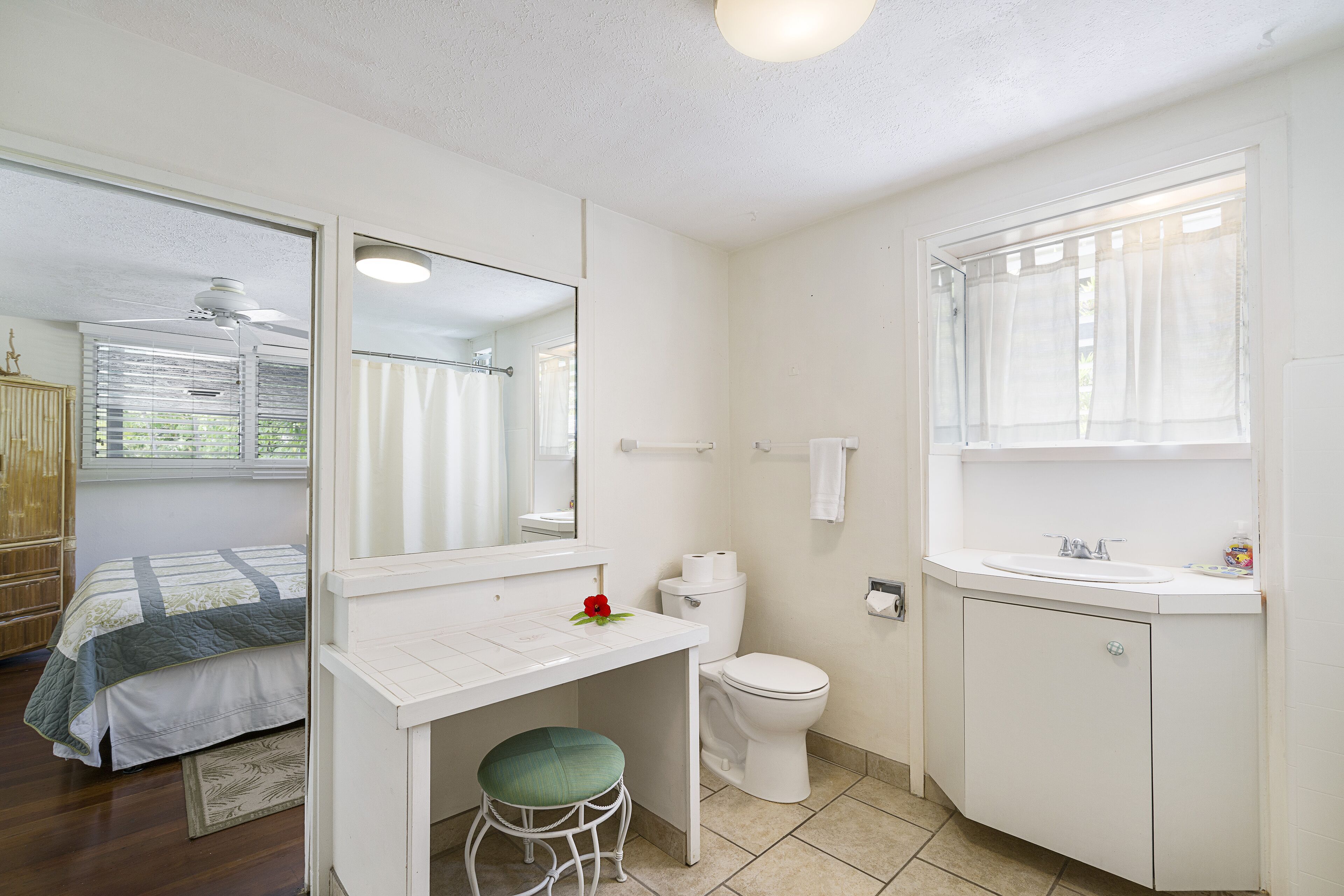 Combined shower/tub, hair dryer, towels