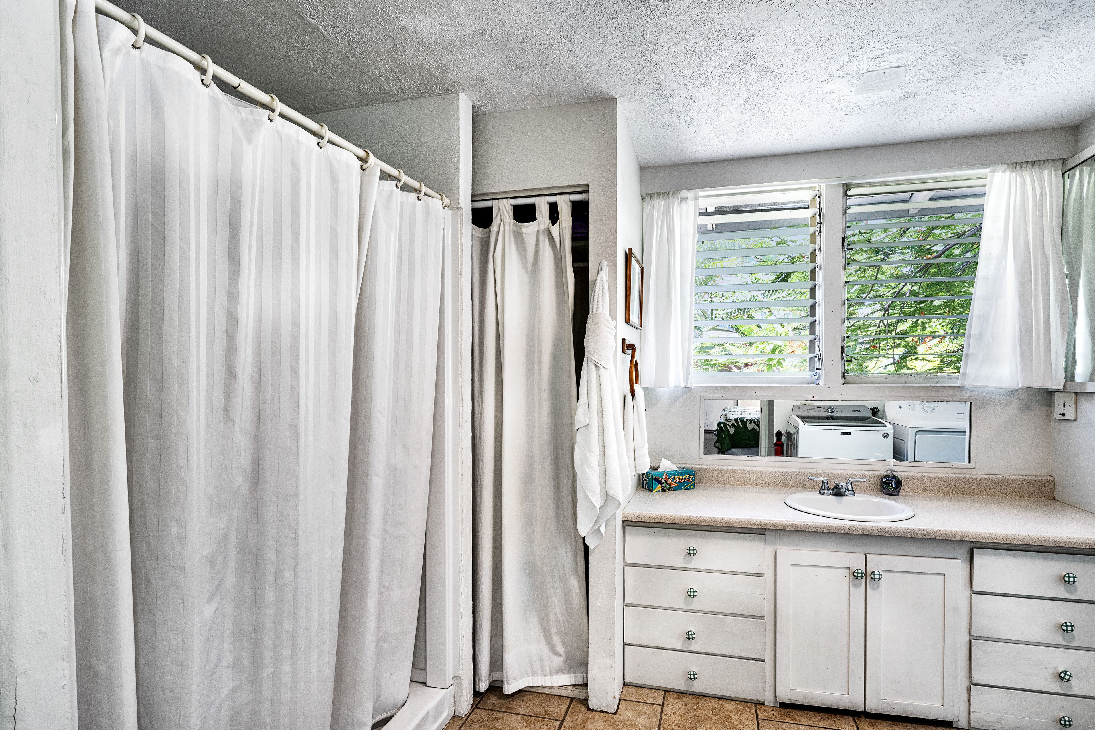 Combined shower/tub, hair dryer, towels