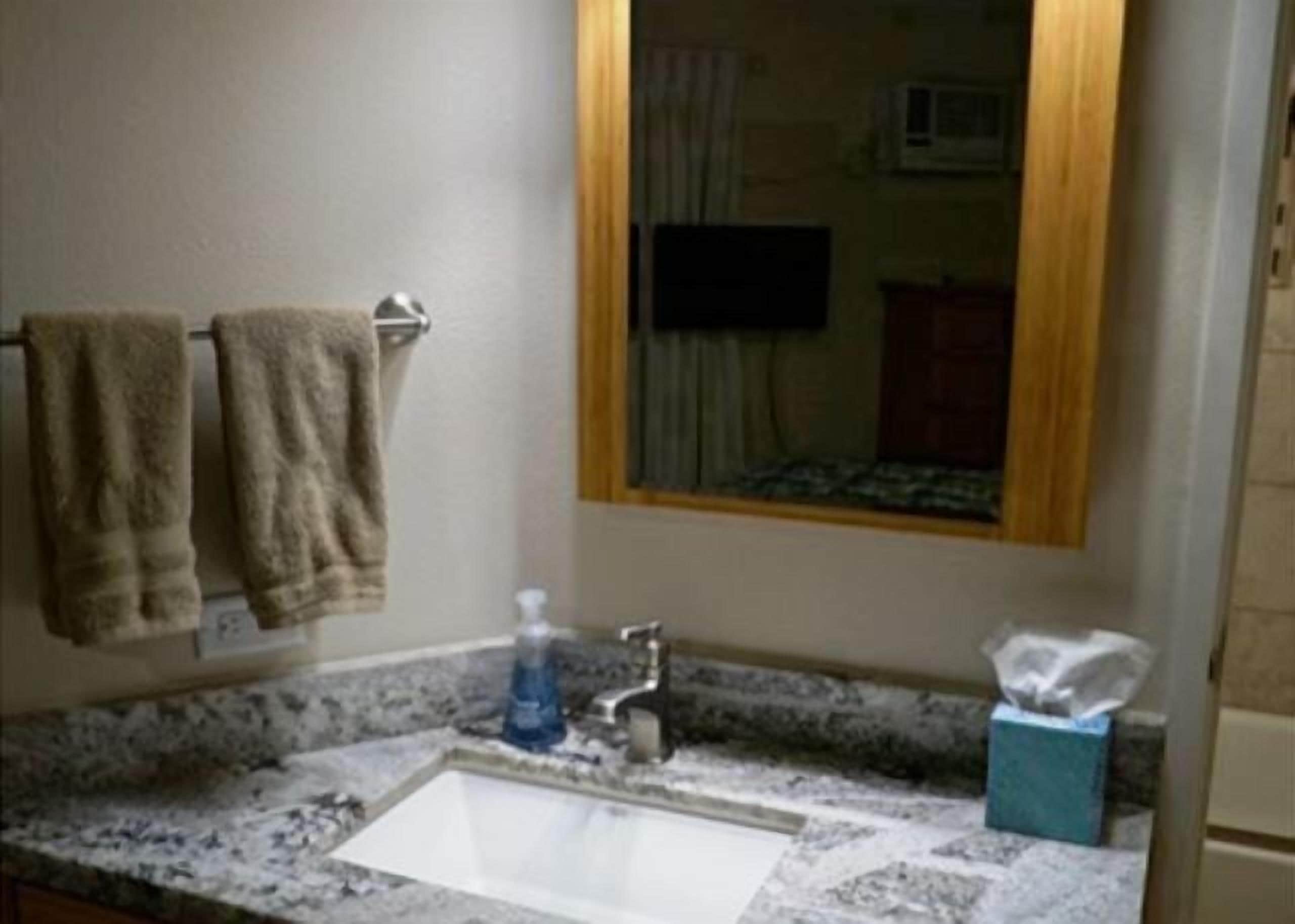 Combined shower/tub, towels