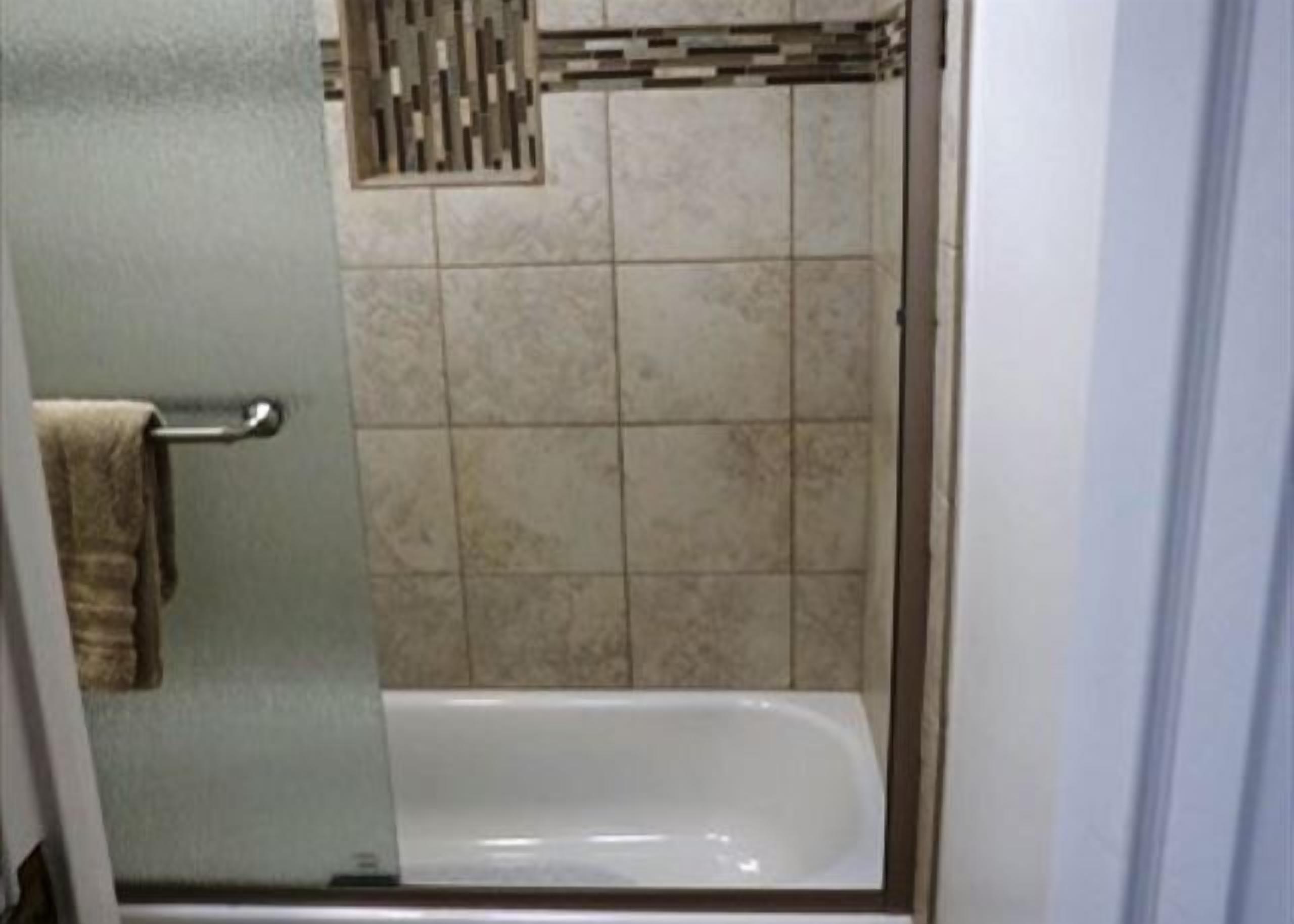 Combined shower/tub, towels