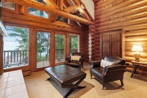 スマートテレビ、暖炉、DVD プレーヤー、ステレオ