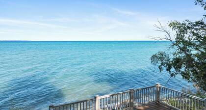 ¡Residencia ejecutiva en el lago Michigan con increíbles puestas de sol y colores de otoño!